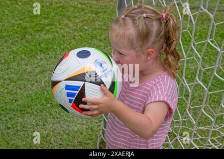 Der Fußball-Nachwuchs trainiert bereits. Das Mädchen und der Fußball. Traunstein Bayern Deutschland *** Junge Fußballer trainieren bereits das Mädchen und Fußball Traunstein Bayern Deutschland Copyright: XRolfxPossx Stockfoto