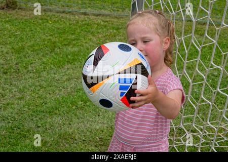 Der Fußball-Nachwuchs trainiert bereits. Das Mädchen und der Fußball. Traunstein Bayern Deutschland *** Junge Fußballer trainieren bereits das Mädchen und Fußball Traunstein Bayern Deutschland Copyright: XRolfxPossx Stockfoto