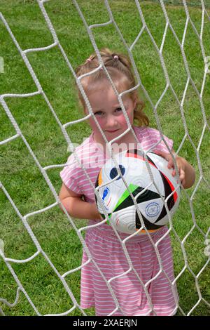 Der Fußball-Nachwuchs trainiert bereits. Das Mädchen und der Fußball. Traunstein Bayern Deutschland *** Junge Fußballer trainieren bereits das Mädchen und Fußball Traunstein Bayern Deutschland Copyright: XRolfxPossx Stockfoto