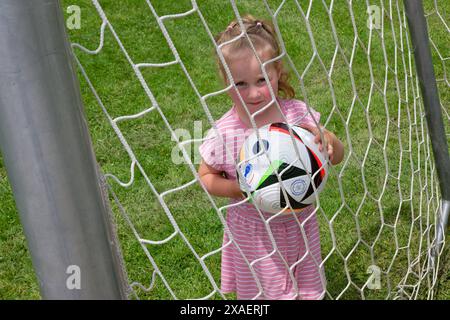 Der Fußball-Nachwuchs trainiert bereits. Das Mädchen und der Fußball. Traunstein Bayern Deutschland *** Junge Fußballer trainieren bereits das Mädchen und Fußball Traunstein Bayern Deutschland Copyright: XRolfxPossx Stockfoto