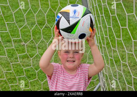 Der Fußball-Nachwuchs trainiert bereits. Das Mädchen und der Fußball. Traunstein Bayern Deutschland *** Junge Fußballer trainieren bereits das Mädchen und Fußball Traunstein Bayern Deutschland Copyright: XRolfxPossx Stockfoto