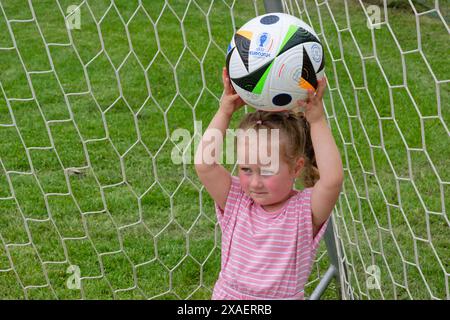 Der Fußball-Nachwuchs trainiert bereits. Das Mädchen und der Fußball. Traunstein Bayern Deutschland *** Junge Fußballer trainieren bereits das Mädchen und Fußball Traunstein Bayern Deutschland Copyright: XRolfxPossx Stockfoto