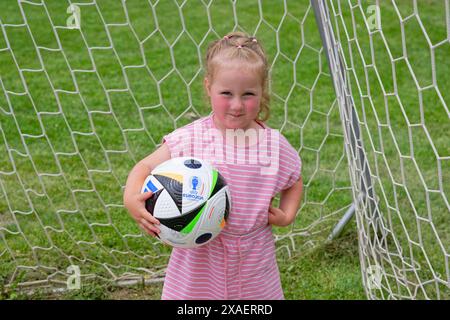 Der Fußball-Nachwuchs trainiert bereits. Das Mädchen und der Fußball. Traunstein Bayern Deutschland *** Junge Fußballer trainieren bereits das Mädchen und Fußball Traunstein Bayern Deutschland Copyright: XRolfxPossx Stockfoto