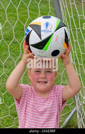 Der Fußball-Nachwuchs trainiert bereits. Das Mädchen und der Fußball. Traunstein Bayern Deutschland *** Junge Fußballer trainieren bereits das Mädchen und Fußball Traunstein Bayern Deutschland Copyright: XRolfxPossx Stockfoto