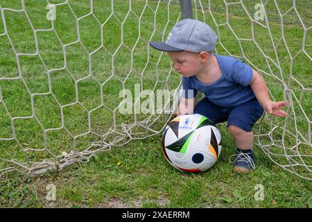 Der Fußball-Nachwuchs trainiert bereits. Der kleine Junge mit dem Fußball. Traunstein Bayern Deutschland *** die jungen Fußballer trainieren den kleinen Jungen bereits mit dem Fußball Traunstein Bayern Deutschland Copyright: XRolfxPossx Stockfoto