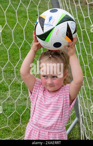 Der Fußball-Nachwuchs trainiert bereits. Das Mädchen und der Fußball. Traunstein Bayern Deutschland *** Junge Fußballer trainieren bereits das Mädchen und Fußball Traunstein Bayern Deutschland Copyright: XRolfxPossx Stockfoto