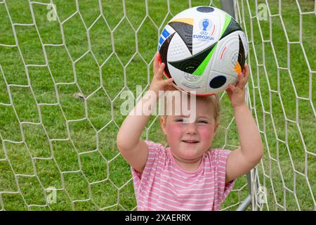 Der Fußball-Nachwuchs trainiert bereits. Das Mädchen und der Fußball. Traunstein Bayern Deutschland *** Junge Fußballer trainieren bereits das Mädchen und Fußball Traunstein Bayern Deutschland Copyright: XRolfxPossx Stockfoto