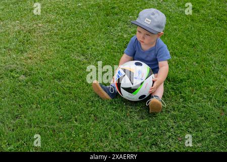 Der Fußball-Nachwuchs trainiert bereits. Der kleine Junge mit dem Fußball. Traunstein Bayern Deutschland *** die jungen Fußballer trainieren den kleinen Jungen bereits mit dem Fußball Traunstein Bayern Deutschland Copyright: XRolfxPossx Stockfoto