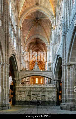 Avila, Spanien - 8. April 2024: Blick auf den Retrochor und das Hauptschiff der Kathedrale von Avila Stockfoto