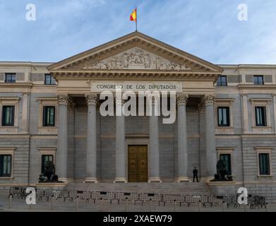 Madrid, Spanien - 6. April 2024: Blick auf das Gebäude des Congreso de los Diputados in der Innenstadt von Madrid Stockfoto