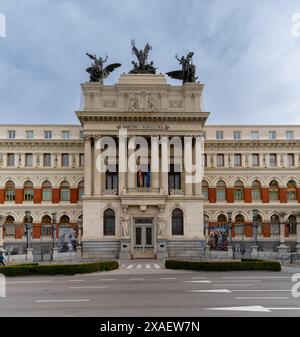 Madrid, Spanien - 6. April 2024: Blick auf das Gebäude des Landwirtschaftsministeriums und den Eingang in der Innenstadt von Madrid Stockfoto