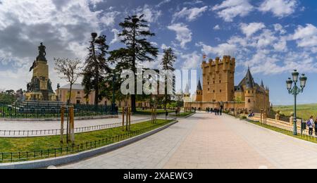 Segovia, Spanien - 7. April 2024: Panorama der Burg Segovia und des Daoiz- und Velarde-Monuments auf dem Reina Victoria Eugenia-Platz Stockfoto