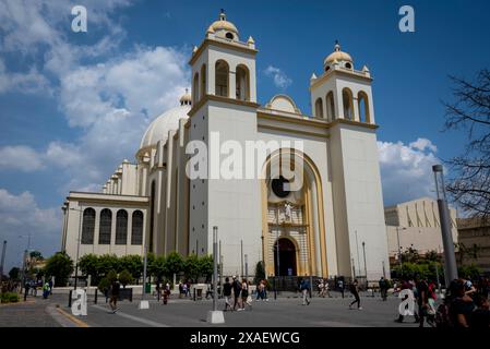 Metropolitan Cathedral of the Holy Retter, Catedral Metropolitana de San Salvador gegenüber der Plaza Barrios im Stadtzentrum, San Salvador, El Salvador Stockfoto