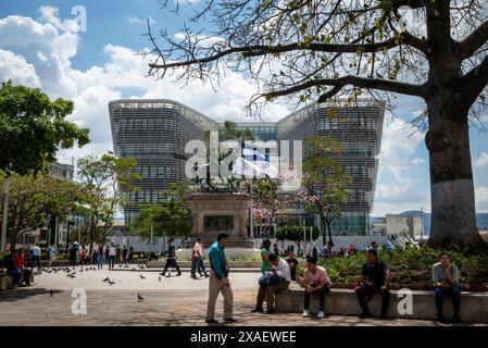 Nationalbibliothek von El Salvador an der Plaza Gerardo Barrios, auch bekannt als Civic Plaza, erbaut in Zusammenarbeit mit China und eröffnet 2023, Stockfoto