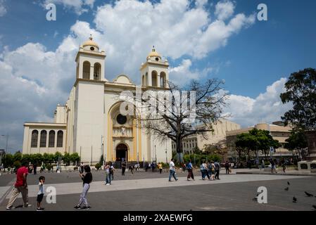 Metropolitan Cathedral of the Holy Retter, Catedral Metropolitana de San Salvador gegenüber der Plaza Barrios im Stadtzentrum, San Salvador, El Salvador Stockfoto