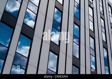 Wolkenspiegelung im Fenster eines modernen Gebäudes Stockfoto