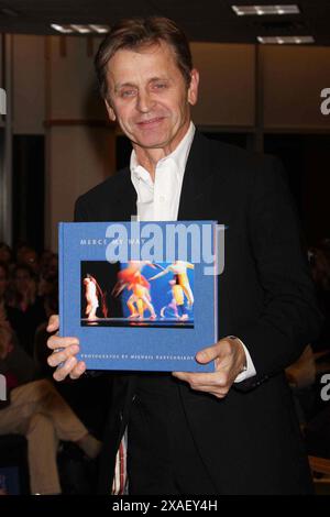 Mikhail Baryshnikov signiert am 10. März 2009 „Merce My Way“, sein Fotobuch über die Choreographie von Merce Cunningham im Barnes & Noble Lincoln Triangle in New York City. Foto: Henry McGee/MediaPunch Stockfoto