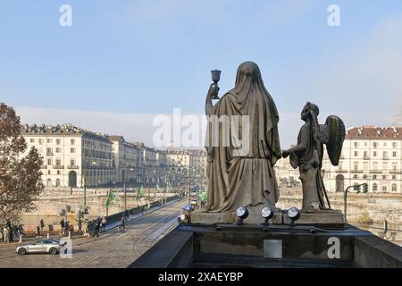 Rückansicht der Statue glaube vor der Kirche Gran Madre di Dio mit der Brücke Vittorio Emanuele I. im Hintergrund, Turin, Italien Stockfoto