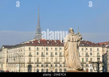 Rückansicht der Statue von Victor Emmanuel I. von Savoyen und der Spitze der Mole Antonelliana, von der Kirche Gran Madre di Dio, Turin, Italien Stockfoto