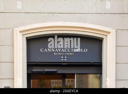 Schild des mit einem Michelin-Stern ausgezeichneten Restaurants Cannavacciuolo Bistrot des berühmten Küchenchefs Antonino Cannavacciuolo, Borgo Po, Turin, Piemont, Italien Stockfoto