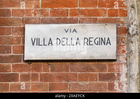 Straßenschild der Via Villa della Regina, benannt nach einem historischen Palast, der ursprünglich vom Haus Savoyen im 17. Jahrhundert in Turin, Piemont, Italien erbaut wurde Stockfoto