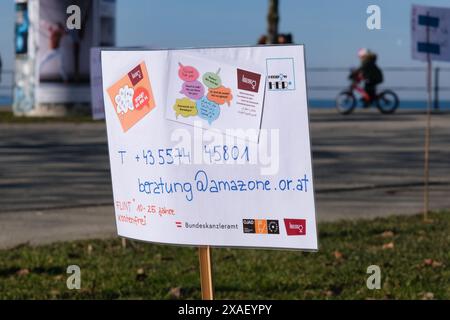 Ein Schild mit einem Fahrrad und einer Person darauf. Das Schild ist auf Deutsch und mit einer Telefonnummer versehen Stockfoto