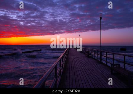 Pier an der Ostsee bei einem wunderschönen Sonnenuntergang Stockfoto