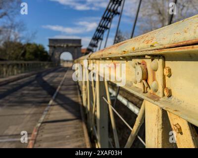 Detail der Hängebrücke Pont de Fourques an einem sonnigen Tag im Frühling in Arles Frankreich Stockfoto
