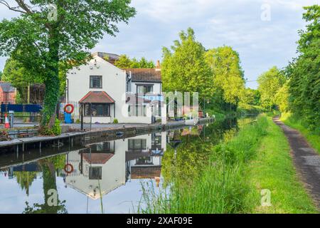 Haus am Ufer des Kanals in Großbritannien mit perfekten Reflexen Stockfoto