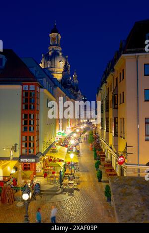 11.05.2022 überfüllte Münzgasse im Zentrum von Dresden mit Blick auf die Frauenkirche. Dresden, Deutschland Stockfoto