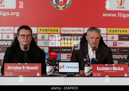 Krakau, Polen. Juni 2024. Jaroslaw Krolewski aus Wisla Krakau (L) und Coach Kazimierz Moskal aus Wisla Krakau (R) wurden bei einer Pressekonferenz während der Präsentation des neuen Trainers von Wisla Krakau im Stadtstadion Krakau gesehen. (Foto: Grzegorz Wajda/SOPA Images/SIPA USA) Credit: SIPA USA/Alamy Live News Stockfoto