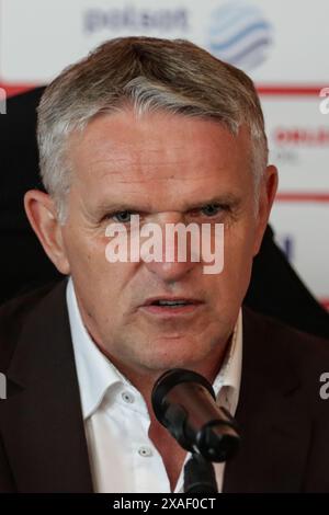 Krakau, Polen. Juni 2024. Coach Kazimierz Moskal aus Wisla Krakau bei einer Pressekonferenz während der Präsentation des neuen Trainers von Wisla Krakau im Stadtstadion Krakau. (Foto: Grzegorz Wajda/SOPA Images/SIPA USA) Credit: SIPA USA/Alamy Live News Stockfoto