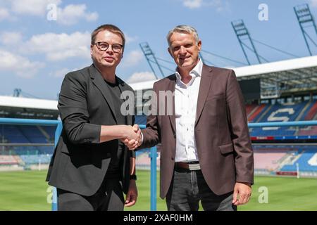 Krakau, Polen. Juni 2024. Jaroslaw Krolewski aus Wisla Krakau (L) und Coach Kazimierz Moskal aus Wisla Krakau (R) wurden bei einer Pressekonferenz während der Präsentation des neuen Trainers von Wisla Krakau im Stadtstadion Krakau gesehen. (Foto: Grzegorz Wajda/SOPA Images/SIPA USA) Credit: SIPA USA/Alamy Live News Stockfoto