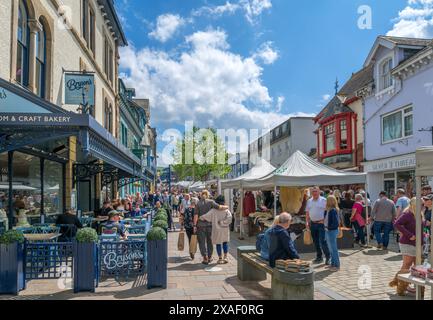 Samstag Markt auf der Main Street, Keswick, Lake District, Cumbria, Großbritannien Stockfoto