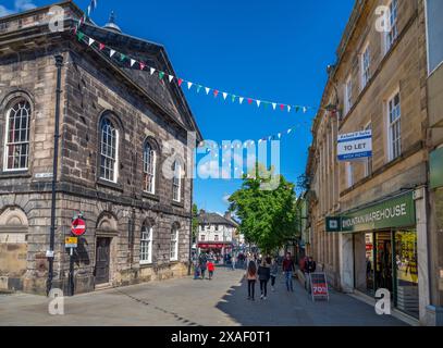 Geschäfte und Museum an der Market Street im Zentrum von Lancaster, Lancashire, UK Stockfoto