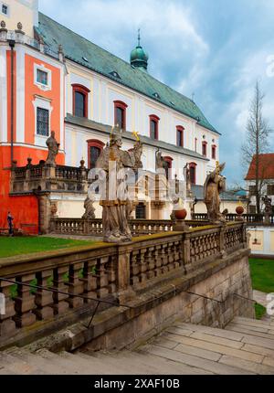 21. April 2022 religiöse Statue vor dem benediktinerkloster. Broumov, Hradec Kralove, Tschechische Republik. Stockfoto