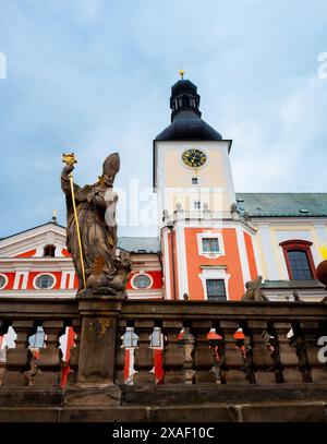 21. April 2022 religiöse Statue vor der St. Adalbert Kirche der Benediktinerabtei. Broumov, Hradec Kralove, Tschechische Republik. Stockfoto