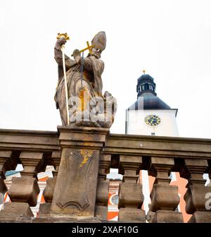 21. April 2022 religiöse Statue vor der St. Adalbert Kirche der Benediktinerabtei. Broumov, Hradec Kralove, Tschechische Republik. Stockfoto