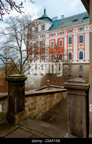 21. April 2022 Blick auf das berühmte benediktinerkloster. Broumov, Hradec Kralove, Tschechische Republik. Stockfoto