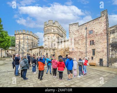 Tour Grop durch Lancaster Castle, ein Gefängnis der Kategorie C bis 2011, Lancaster, Lancashire, Großbritannien Stockfoto