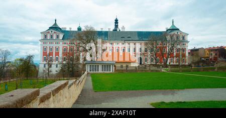 21. April 2022 Blick auf das berühmte benediktinerkloster. Broumov, Hradec Kralove, Tschechische Republik. Stockfoto