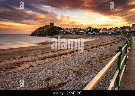 Cricieth Bucht und die Burg in der Dämmerung an einem Sommerabend. Nord-Wales. Gwynedd. Stockfoto
