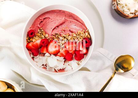 Köstliche Erdbeer-Smoothie-Schüssel mit Beeren, Müsli und Kokoschips, Blick von oben Stockfoto