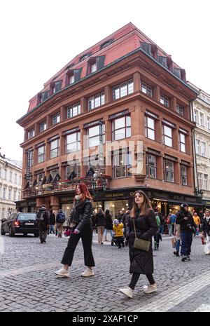 Haus der Schwarzen Gottesmutter bei Tageslicht mit Touristen in Prag, Tschechische republik Stockfoto