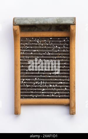 Altes historisches Waschbrett zum Waschen der Wäscherei ohne Strom durch Schrubben von Kleidung darauf, isoliertes Heimarbeitsobjekt auf weißem Hintergrund Stockfoto