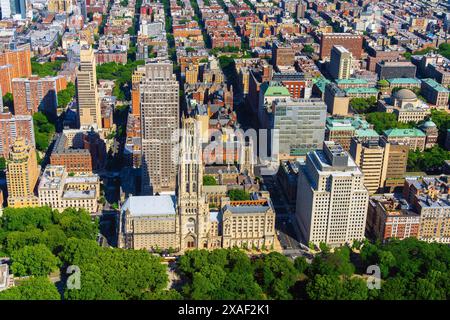 Erhöhter Blick auf die Riverside Church Claremont Hall in Manhattan, New York, USA. Stockfoto