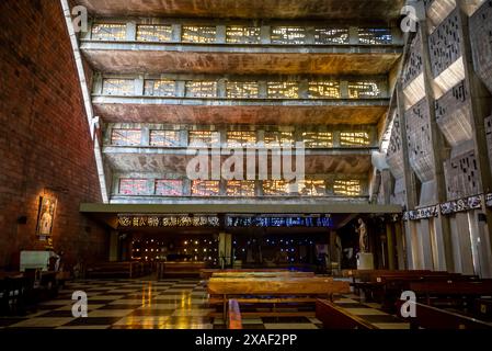 Farbenfrohe Innenausstattung der Kirche El Rosario, einer modernistischen katholischen Kirche, die von dem Bildhauer Ruben Martinez entworfen und 1971 fertiggestellt wurde, in San Salvador, El Salv Stockfoto
