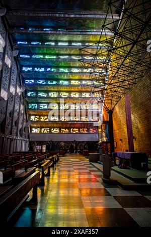 Farbenfrohe Innenausstattung der Kirche El Rosario, einer modernistischen katholischen Kirche, die von dem Bildhauer Ruben Martinez entworfen und 1971 fertiggestellt wurde, in San Salvador, El Salv Stockfoto