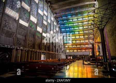 Farbenfrohe Innenausstattung der Kirche El Rosario, einer modernistischen katholischen Kirche, die von dem Bildhauer Ruben Martinez entworfen und 1971 fertiggestellt wurde, in San Salvador, El Salv Stockfoto