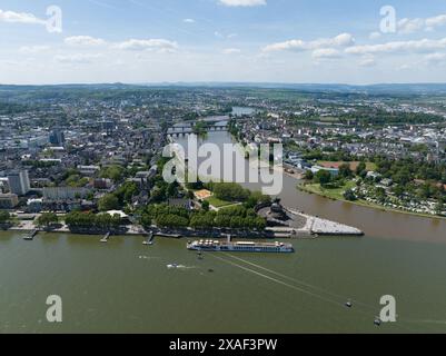 Drohnenansicht des deutschen Eck, Denkmal in Koblenz, Deutschland bei Sonnenuntergang. Stockfoto